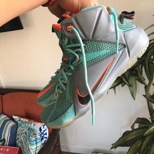 Lebron 12 size 9, good condition. (Pick up only)